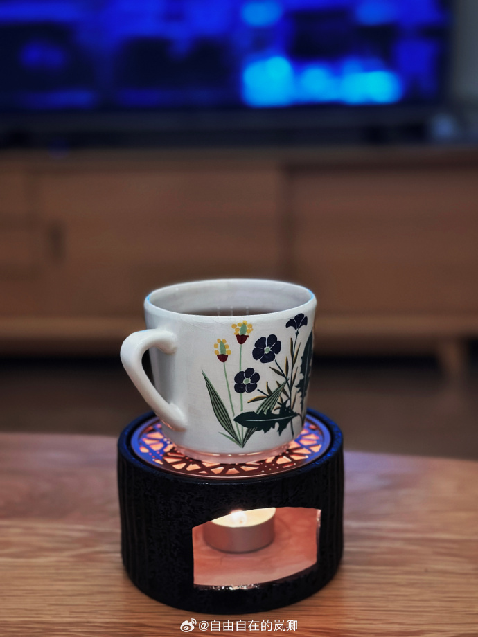MindiSqueo's tweet photo. Tonight’s art night! Holding a hand-painted ceramic mug while listening to local indie music and savoring hot cocoa—small, warm artistic moments make every ordinary day shine. Who’s joining https://t.co/qE2CzZv3py