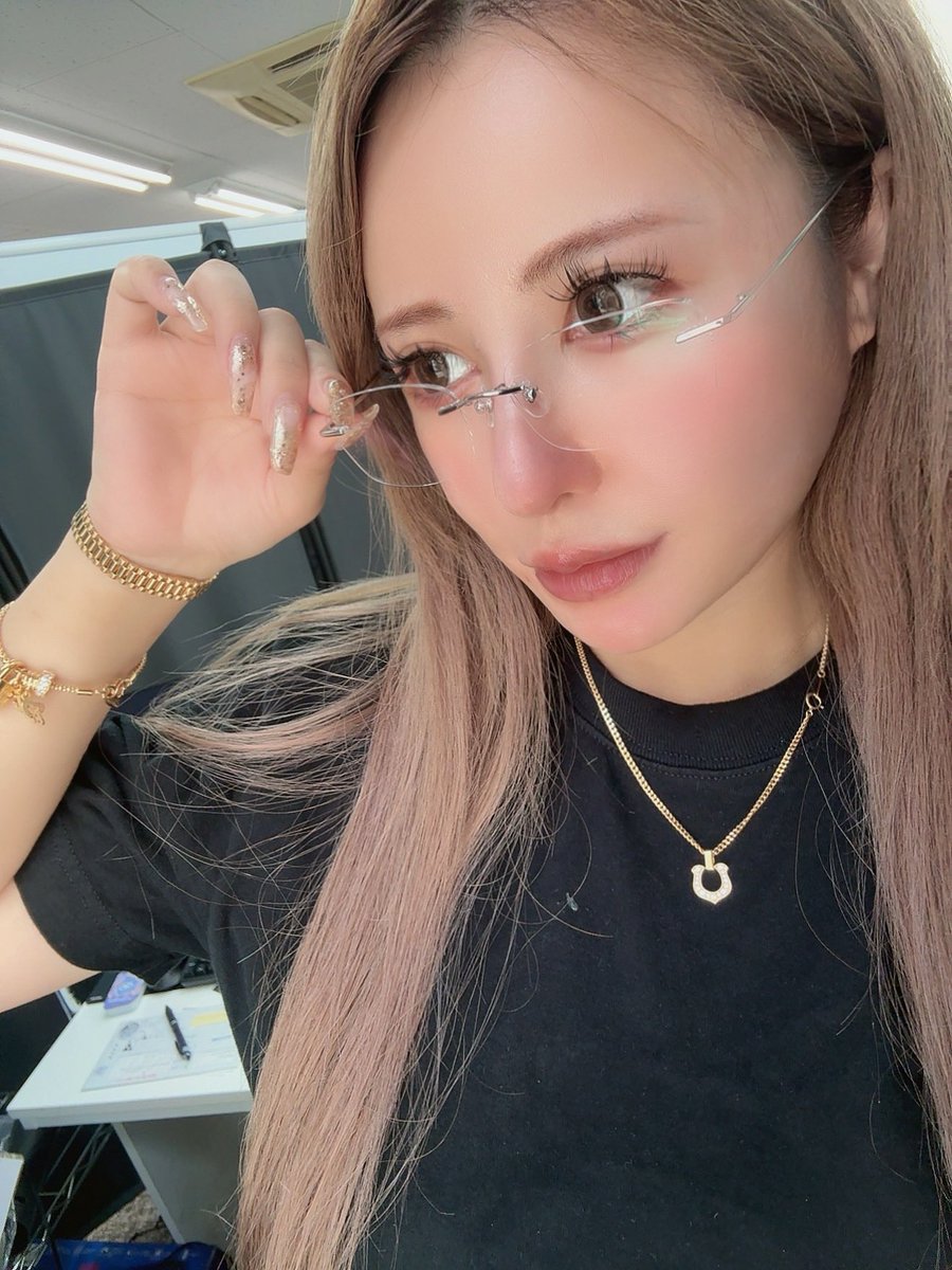 AJ_0925's tweet photo. リムレスメガネ届いてはぴ
ぽんこつにもお下がりあげた👓💕

今日もラッキートリガー引くために出勤🔥🀄 https://t.co/1MBSITyIxV