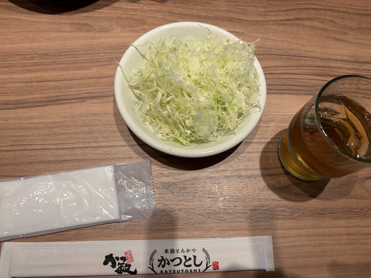 smiledent1919's tweet photo. 埼玉県さいたま市

かつ敏　浦和美園店

三元豚ロースかつと
三元豚ヒレかつ御膳
豚汁
十穀米

お子様なのでシジミの味噌汁が
チョイとしょっぱかったが
それ以外美味しかったですよぉ〜！

ヒレカツが凄く柔らかかった
どうやって作っているんだ？
挽肉にして形を整えて作っているのか？
不思議だわ https://t.co/4CptC8rC89