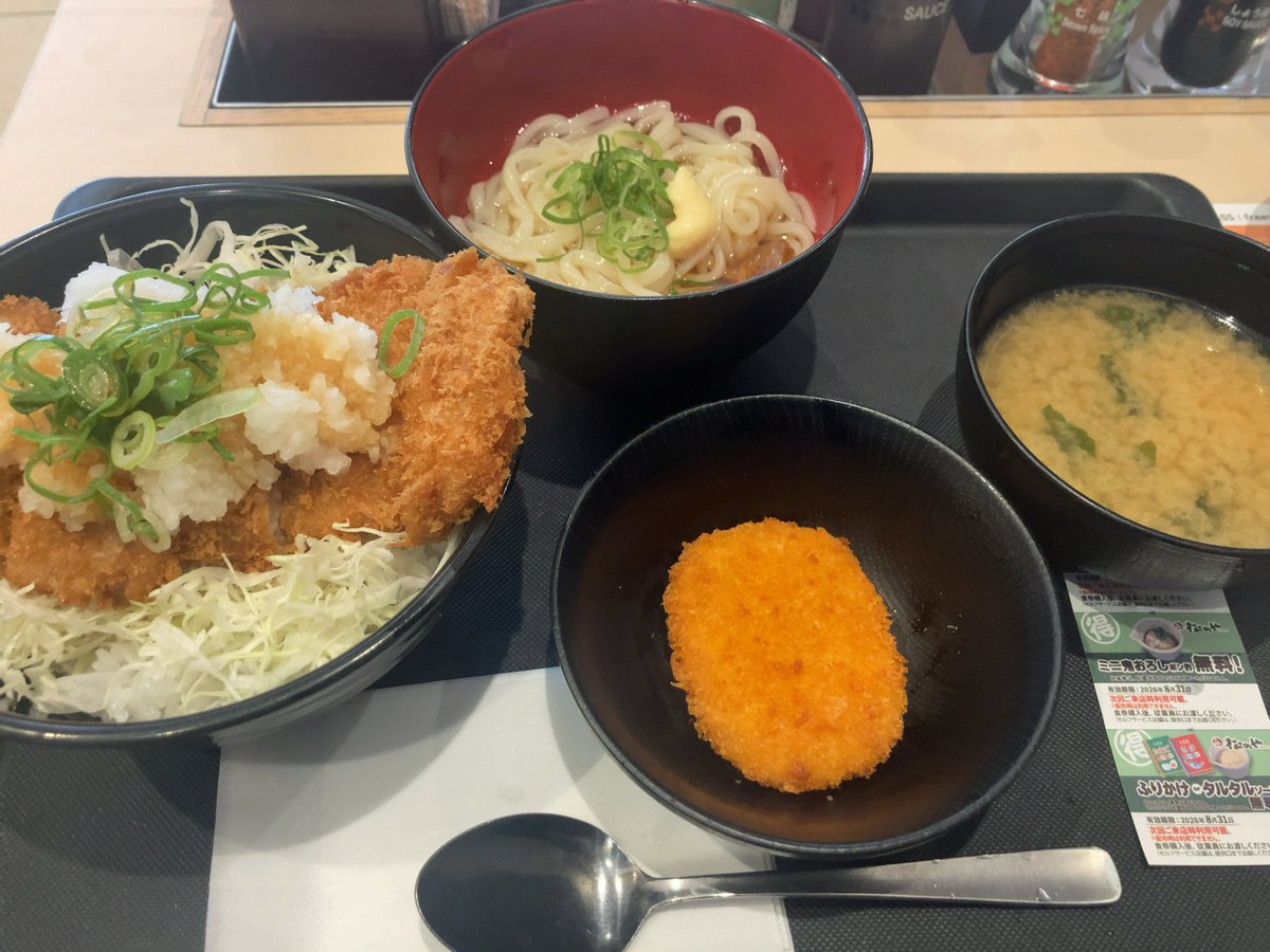 yam0319's tweet photo. 味噌カツから鬼おろしに！
あとこっそりとうどんメニューが増えてたので試しに https://t.co/3h7gUWduzp