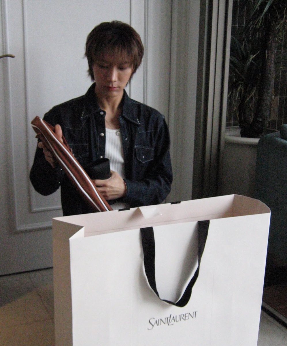 TENzenter's tweet photo. 260730 #TEN with @YSL Summer items

WILSON TENNIS RACKET
BLACK AND BROWN
THB 29,300

#SaintLaurentxTEN https://t.co/RCeRyPVWYT