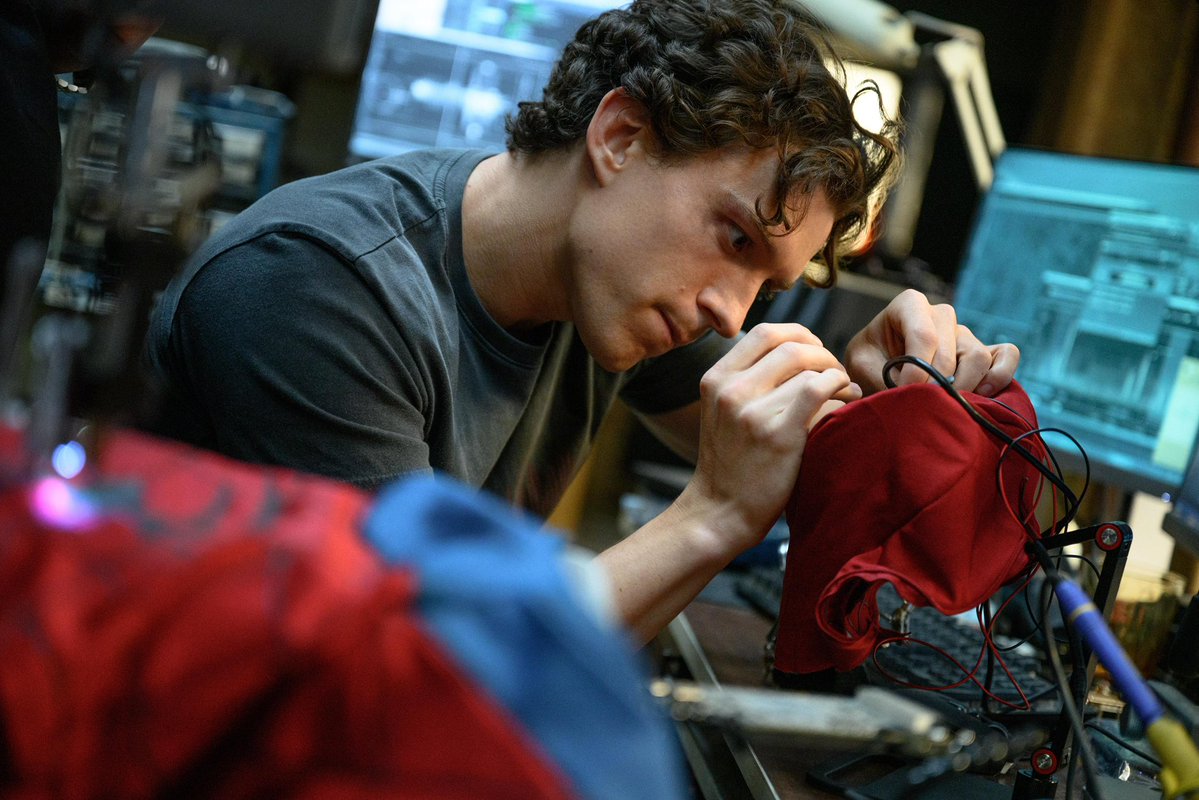 SweetnShy13's tweet photo. #SpiderManBrandNewDay is one hell of an emotional rollercoaster. Not only does it pack a punch within each fighting scene but it also shows viewers the dark and lonely path a hero must endure to protect those closest to him. https://t.co/6CNJ9UHQzO