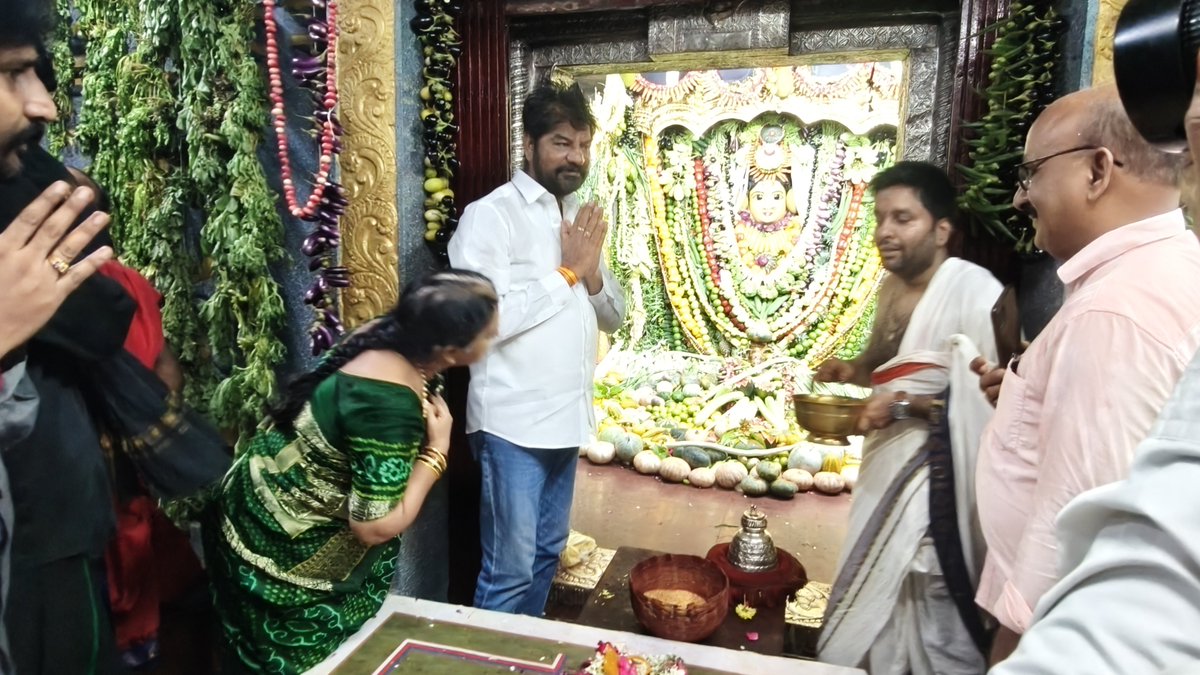 BSNBRS's tweet photo. పవిత్రమైన గురు పౌర్ణమి సందర్భంగా నా తల్లిగారి ఆశీస్సులు తీసుకుని, అనంతరం నా సతీమణితో కలిసి వరంగల్‌లోని భద్రకాళి అమ్మవారి ఆలయంలో ప్రత్యేక పూజలు నిర్వహించడం జరిగింది.

"గురువు ఆశీస్సులు – తల్లి దీవెనలు – ప్రజల సంక్షేమమే మా లక్ష్యం." https://t.co/dP1SxySBiO