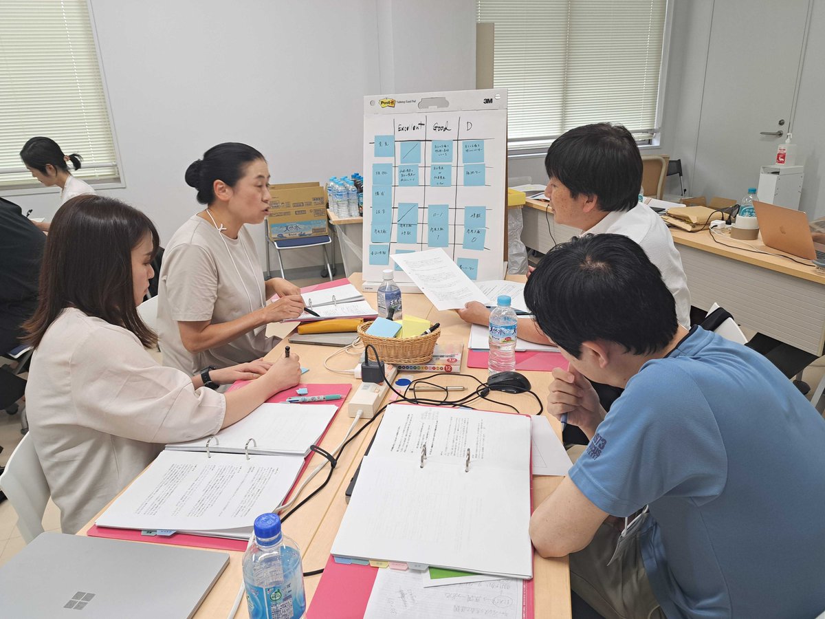 InteractivTeach's tweet photo. 【リアル・セッションDAY 2】午後は評価について。ルーブリックを各グループで作成してもらいました📝完成したルーブリックは、ポスターツアーの形式で皆さん見て回りました🧐グループによって様々な評価観点・評価基準が挙げられていて、ディスカッションやQ&amp;Aが大いに盛り上がりました✨ https://t.co/CJBIrUivkx