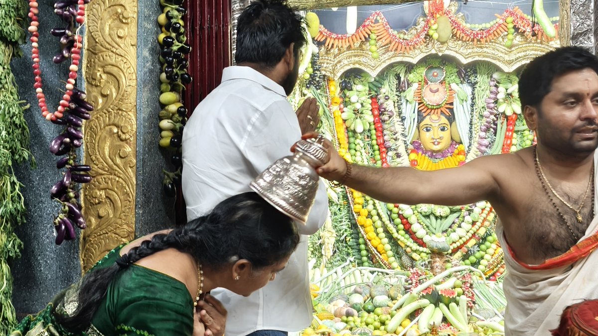 BSNBRS's tweet photo. పవిత్రమైన గురు పౌర్ణమి సందర్భంగా నా తల్లిగారి ఆశీస్సులు తీసుకుని, అనంతరం నా సతీమణితో కలిసి వరంగల్‌లోని భద్రకాళి అమ్మవారి ఆలయంలో ప్రత్యేక పూజలు నిర్వహించడం జరిగింది.

"గురువు ఆశీస్సులు – తల్లి దీవెనలు – ప్రజల సంక్షేమమే మా లక్ష్యం." https://t.co/dP1SxySBiO