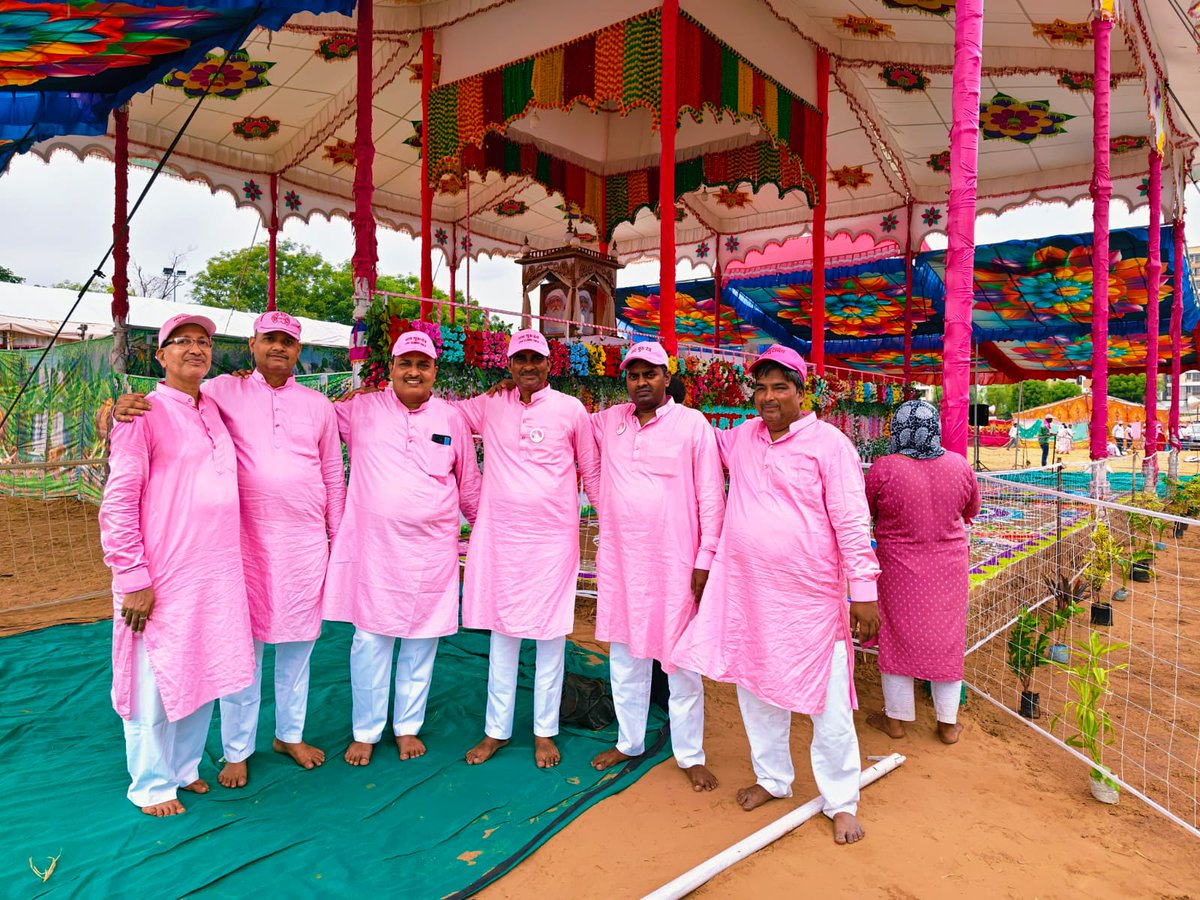 Kapilde41664974's tweet photo. जयगुरुदेव 🙏🙏 
जयपुर गुरु पूर्णिमा में थाने मुम्बई संगत के प्रेमी भाई लोग।
Jai Guru Dev
गुरु की पूजा में सबकी पूजा 
#गुरु_पूर्णिमा_महापर्व_2026 https://t.co/bbDlzpUMDD