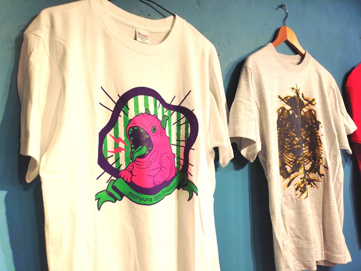 info_how's tweet photo. 【WEST】店頭にririconchさんのリニューアル作品がやってきました✨️観葉植物の中に勝手に住み着くモグリッチ🌷赤いものを見つけると散らかしてしまうチラカスティーオ🐂など愉快で可愛いマリチキたちです♪Tシャツ展も残りわずか、ぜひお気に入りを見つけてくださいね◎

🈺19時まで🈺
staff.O🏝️ https://t.co/ijuBMc9zPV