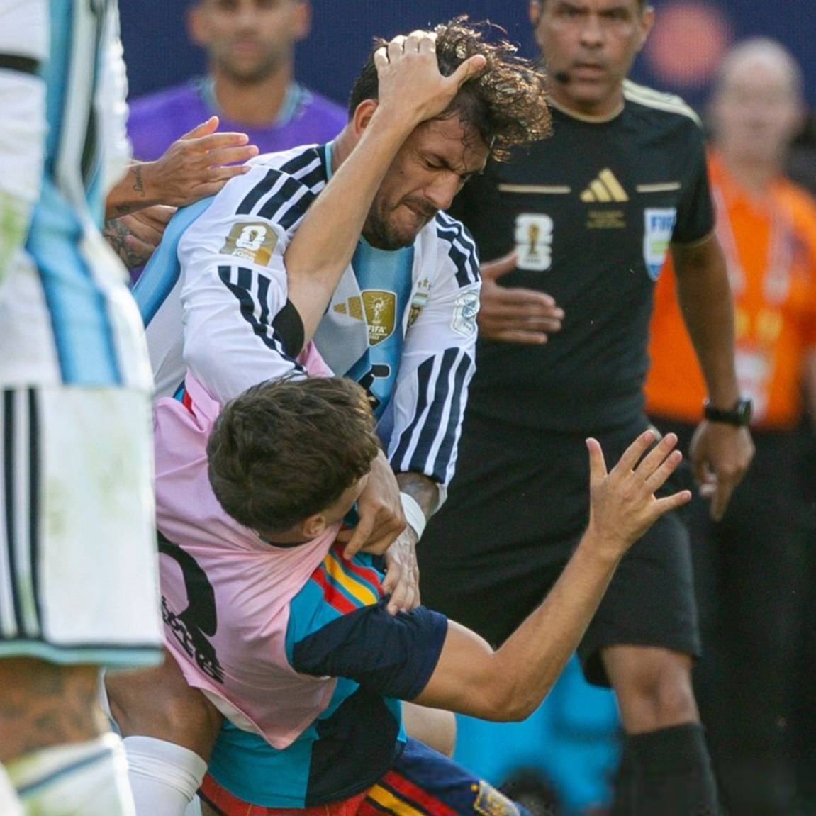 BarcaTimes's tweet photo. 🚨| 𝐎𝐅𝐅𝐈𝐂𝐈𝐀𝐋: FIFA has opened disciplinary proceedings following the incidents after the 2026 World Cup final between Spain and Argentina:

• The AFA is under investigation for alleged discriminatory chants and gestures, security and protocol breaches, delays to kick-offs, inappropriate messages, and objects thrown by fans during the tournament.
• Leandro Paredes faces three assault charges.
• Nahuel Molina faces two assault charges (one completed and one attempted) plus one charge of unsporting conduct.
• Roberto Ayala (Assistant Coach) faces one assault charge 
• Thiago Almada faces one charge of unsporting conduct.
• Gavi faces one charge of unsporting conduct, not assault. 🇪🇸🇦🇷