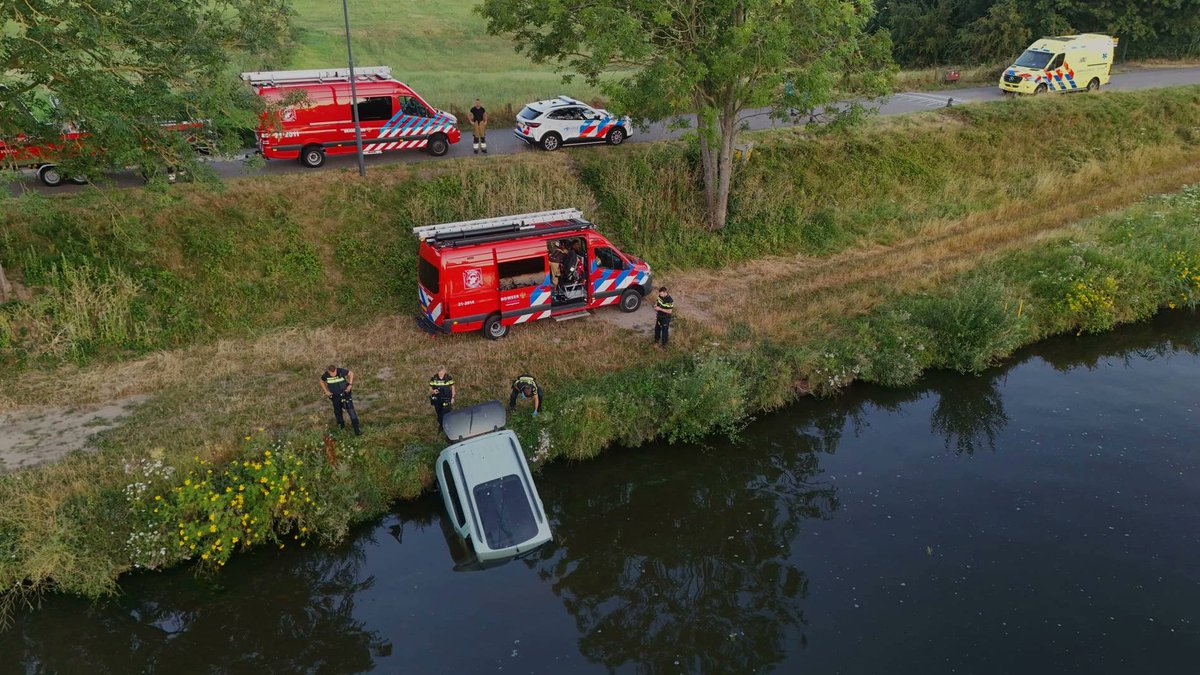 Auto te water in Engelen