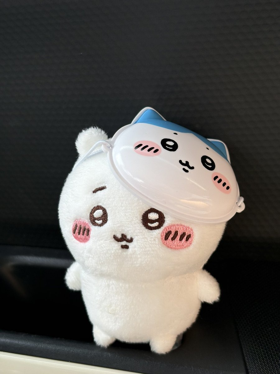 Marukuru_s's tweet photo. ちいかわのミニチュアおめんガチャ発見したから2回だけ‼️と決めて回した結果。
うさぎ、でなーーーーぁーーーぃ😭
とりあえず車に乗せてたちいちゃん(ガチャのおすわりマスコット)にハチワレのおめんつけといた☺️💕
ねぇぇ！めちゃくそ可愛いんだがっ！？ https://t.co/LDGvHzPmRK