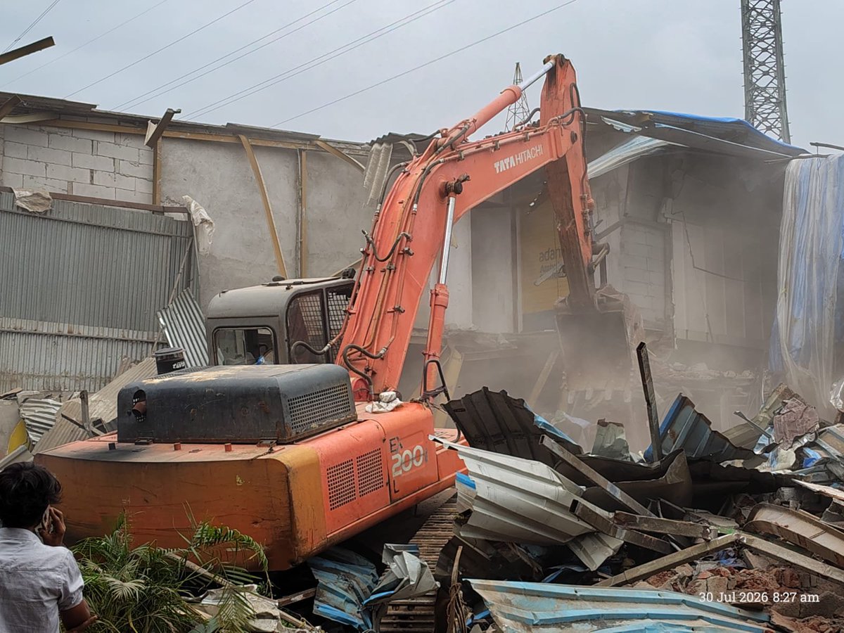 KiritSomaiya's tweet photo. Demolition started of ilegal godowns, structures of Bangladeshi at Children Home Chembur. I have been pursuing since last couple of months 

@BJP4India @Dev_Fadnavis https://t.co/am7wjcKYKU