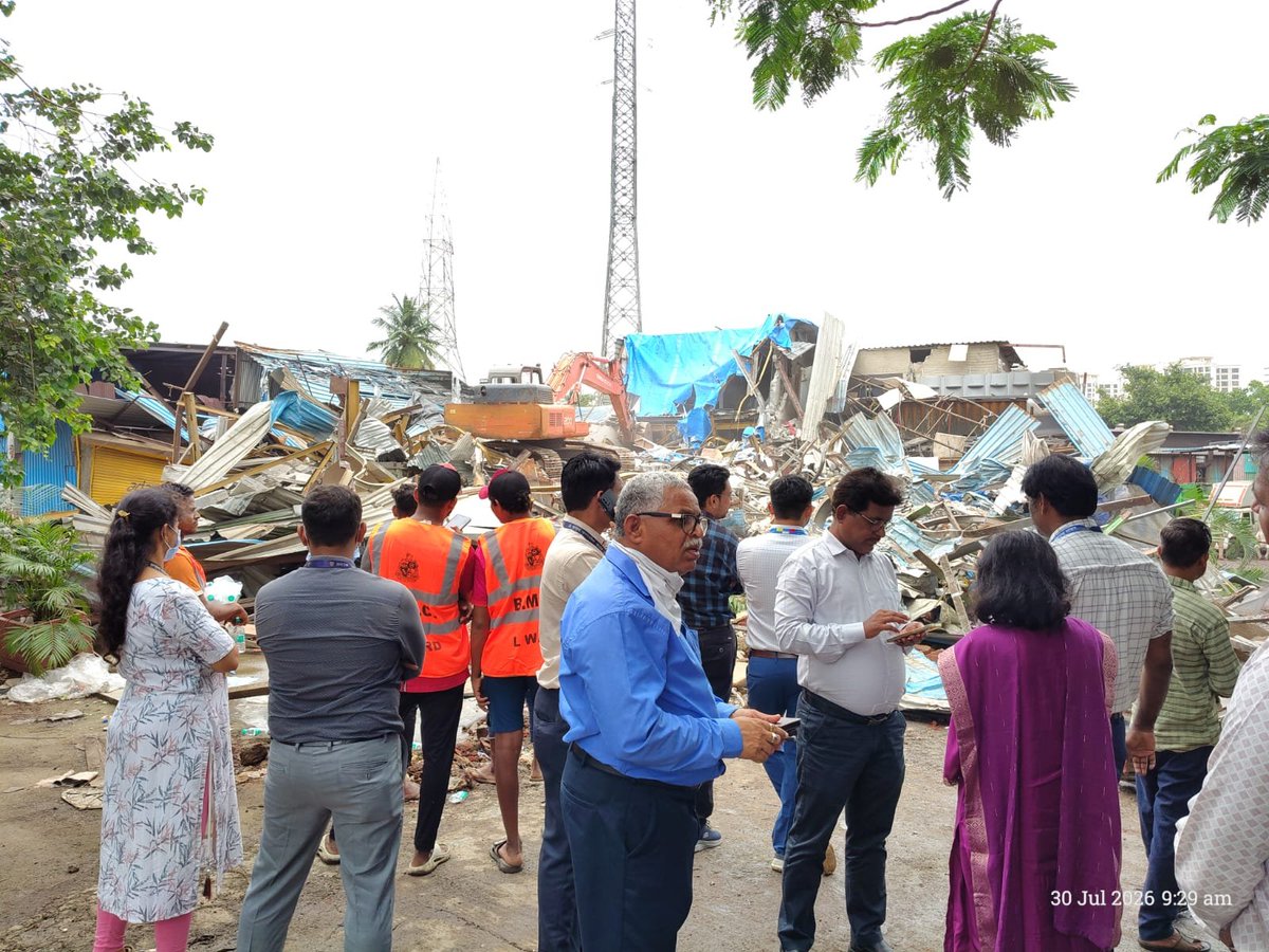 KiritSomaiya's tweet photo. Demolition started of ilegal godowns, structures of Bangladeshi at Children Home Chembur. I have been pursuing since last couple of months 

@BJP4India @Dev_Fadnavis https://t.co/am7wjcKYKU