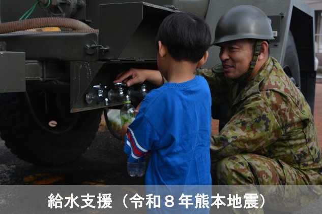 【自衛隊の活動状況(続報)】
自衛隊は現在、約5,100名態勢で活動中。
給水支援については、昨日、約140トン、のべ7万人の方々に給水を実施。本日も、約70名の隊員と水タンク車・水トレーラー計34両により給水支援を開始。