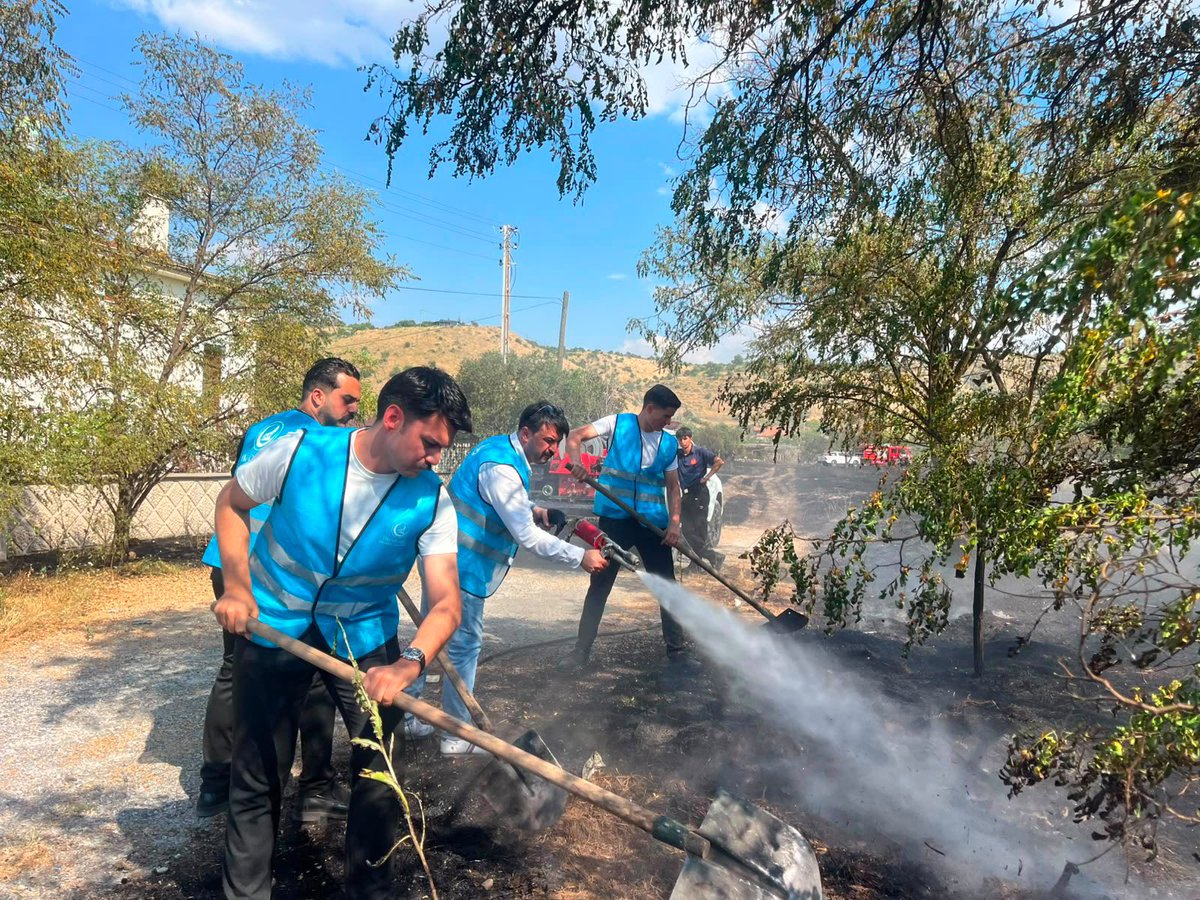 Ulku_Ocaklari's tweet photo. 📍Kayseri

Ülkü Ocakları Kayseri İl Başkanlığı tarafından, Eğribucak Mahallesi’nde meydana gelen yangında devletimizin ilgili kurumlarıyla koordinasyon sağlanarak; söndürme, soğutma ve yardım çalışmalarında bulunuldu. https://t.co/Ghj0bKxZrb