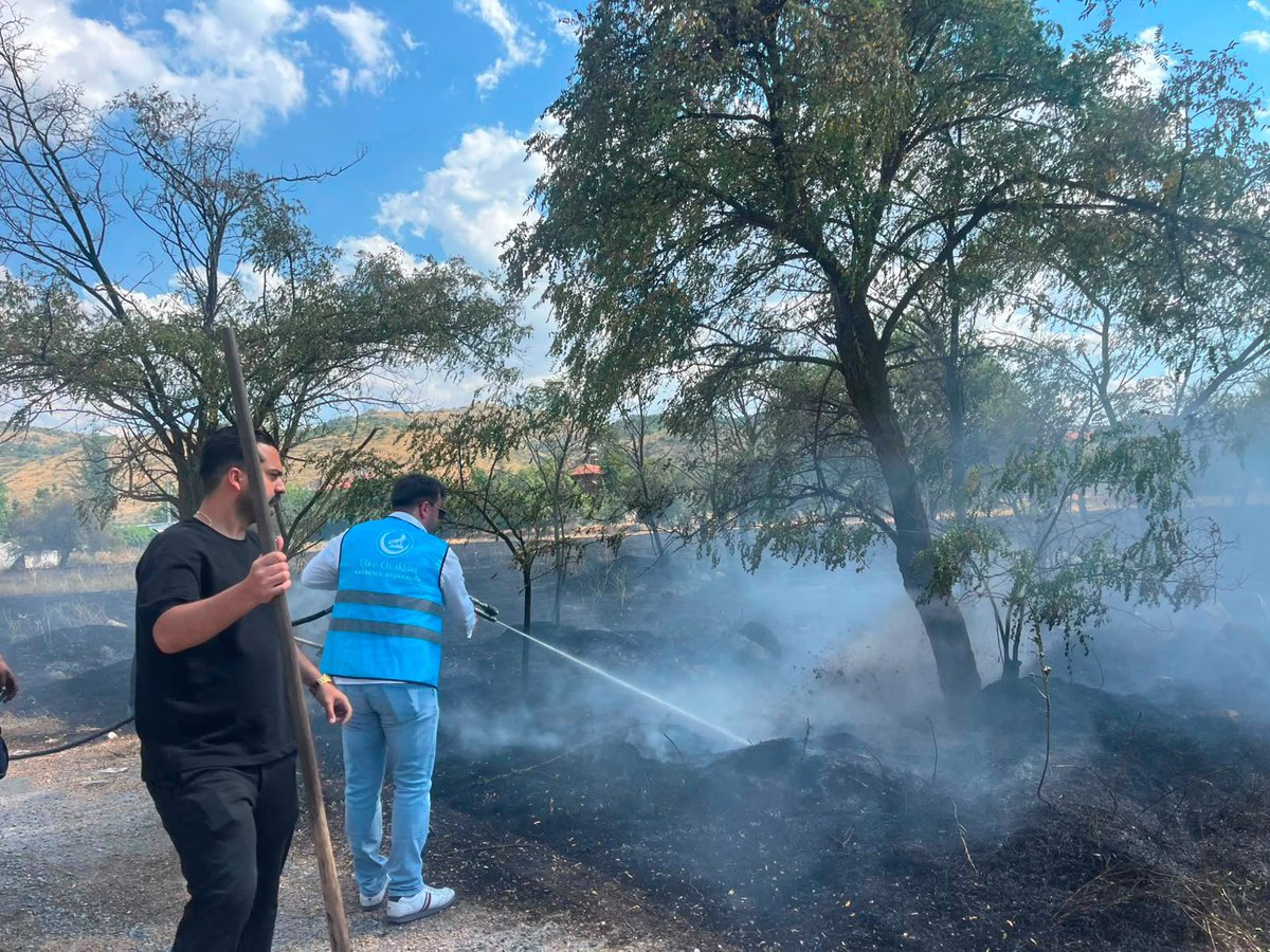 Ulku_Ocaklari's tweet photo. 📍Kayseri

Ülkü Ocakları Kayseri İl Başkanlığı tarafından, Eğribucak Mahallesi’nde meydana gelen yangında devletimizin ilgili kurumlarıyla koordinasyon sağlanarak; söndürme, soğutma ve yardım çalışmalarında bulunuldu. https://t.co/Ghj0bKxZrb
