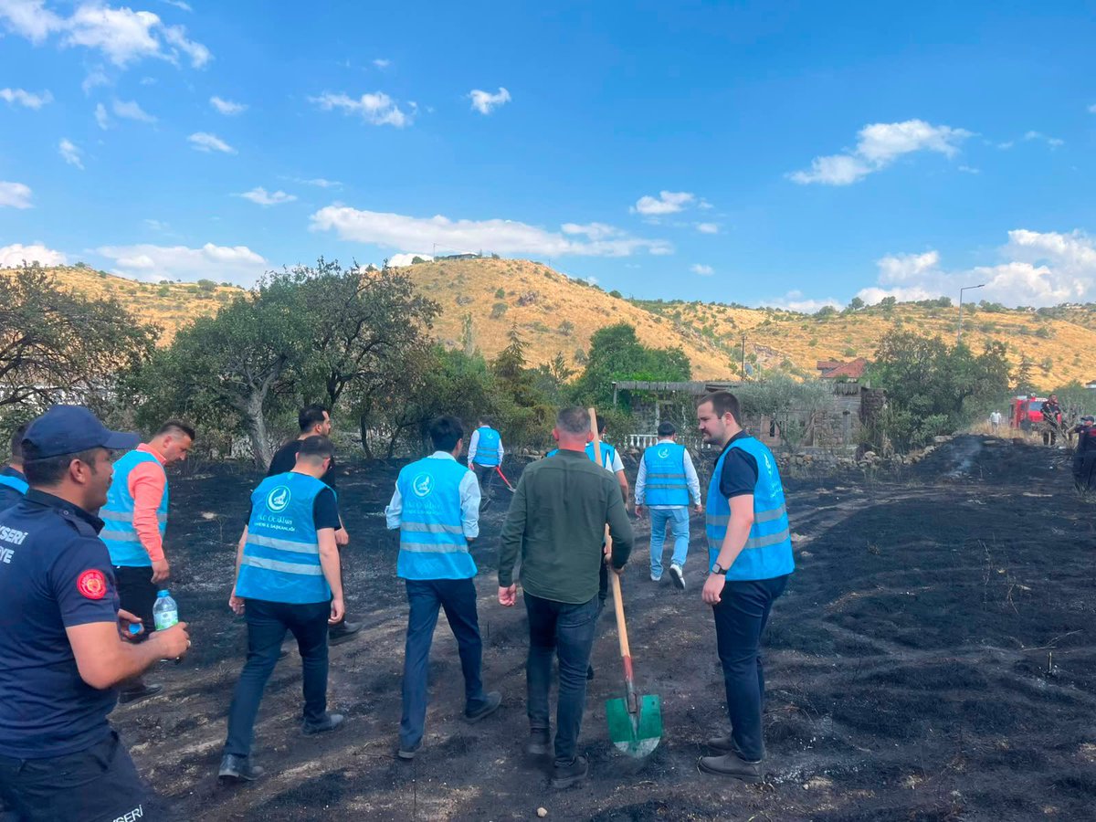 Ulku_Ocaklari's tweet photo. 📍Kayseri

Ülkü Ocakları Kayseri İl Başkanlığı tarafından, Eğribucak Mahallesi’nde meydana gelen yangında devletimizin ilgili kurumlarıyla koordinasyon sağlanarak; söndürme, soğutma ve yardım çalışmalarında bulunuldu. https://t.co/Ghj0bKxZrb