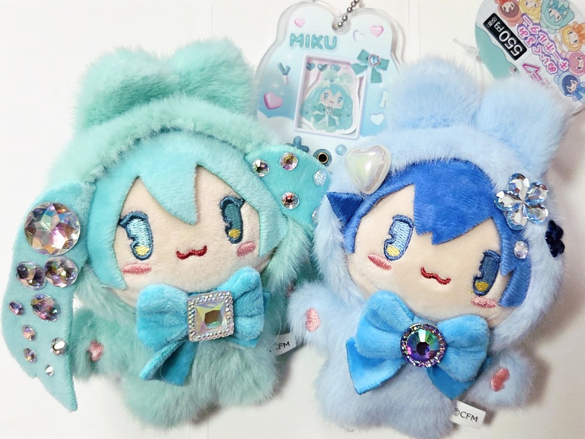 taterio111's tweet photo. キャンドゥの初音ミクコラボに売切れ覚悟で向かったら全種類置いてあった！
娘たちが欲しかったぬいも買えたし、ランダムも自引きできてたからひと安心☺️

トートバッグに写ってるぬいちゃん達が可愛くて…同じようにKAITOさんデコってたら、息子のミクちゃんがものすっっごい派手になってた( ᐛ ) https://t.co/NYTVKKAzpD