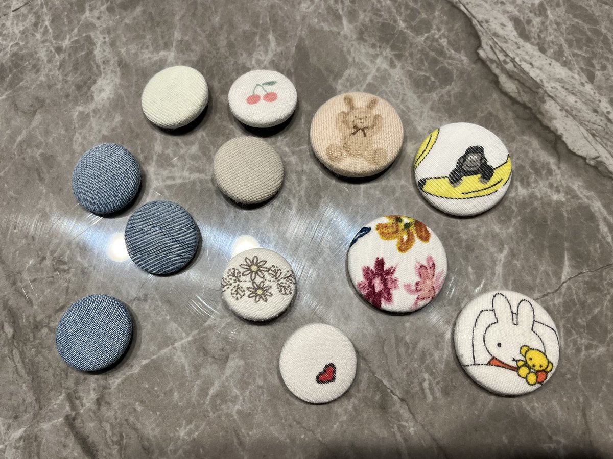 gorilla_saurus's tweet photo. 子どもたちがお昼寝してくれてる間に、
上の子がｴｹﾁｪﾝ時代の肌着とお洋服で
くるみボタン作りをしたよ〜❣️

妊娠前からずっとやりたかったのよね♫
これからもちまちま作ってゆく☺️

たくさん集まったら壁飾りにするつもり💡
デニムのは子のヘアゴムにもしたいと思って、
2つ多く作ったよん✌️ https://t.co/rL5vrTYMXn