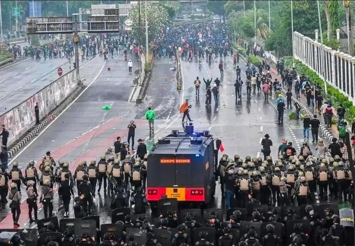 stlovve's tweet photo. BREAKING NEWS : DEMO !!! 🚨 🚨  

Aksi dari BEM UI dan gabungan simpatisan. 
" Mengawal Putusan MK tentang MBG " 

- Tempat : Depan gedung MK
- Waktu   : Kamis, 30 Juli 2026

ayo kita suarakan suara yang selalu dibungkam negara padahal kita bersuara demi negara yg lebih baik ‼️‼️ https://t.co/oXS5eJNxVQ