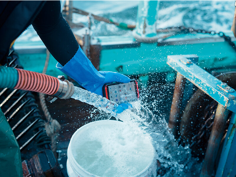 fishermanjapan's tweet photo. 「海にスマホを落としたら終わり」そんな漁師たちの常識を覆す、最強の相棒が現れた話。
連絡手段としてはもちろん、漁業記録や海況の確認など、今や漁業の現場でもスマートフォンは必須のアイテムです。 しかし、海の上はスマホにとって過酷すぎる環境。「潮風で錆びる」「水没が怖い」という理由から、安全な船内に置いたままにしている漁師も少なくありません。
そんな現場のリアルな悩みに応えるべく、FJの若手漁師・渡部更夢が、高耐久スマホ「TORQUE®G07」を実際の海の上で検証してみました。その実力は・・・？

▶ 海水に沈んでも、水洗いしても大丈夫 水深約5mの耐海水性能。泥だらけになってもホースで丸洗いできます。専用のストラップをつければ、海に落としても沈まずに浮いてくれます。
▶ 手が濡れていても、手袋のままでも操作可能 水揚げで手が濡れていても、分厚いグローブを着けたままでもサクサク操作できます。着脱の小さなストレスから解放されるのは現場では非常に大きいです。
▶ 電池パック交換式で、いざという時も安心 長時間操業する漁師にとって、予備の電池パックに交換して即フル充電できる仕組みは、海の上での安心感に繋がります。

「勘と経験」をスマホの中へ「データ」にして蓄積していくことは、これからの漁業の発展に不可欠です。だからこそ、現場で気兼ねなく使えるタフな「記録ツール」の存在は、大きな武器になります。
過酷な一次産業の現場で働く皆さんは、日々の記録や情報共有にどんなツールを愛用していますか？
（※渡部が現場でガチ検証したレビュー記事の詳細は、リプライ欄へ🐟）
