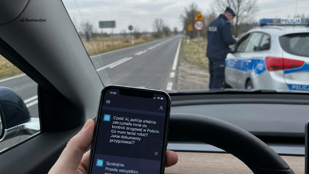 _Megiese's tweet photo. Genialna porada AI podbiła mandat o 700 zł XD

Policjanci z zabrzańskiej drogówki zatrzymali na ulicy Korfantego 30-letniego kierowcę Opla, który przekroczył dopuszczalną prędkość o 14 km/h. Mundurowi zaproponowali mu standardowy mandat w wysokości 100 złotych.

Mężczyzna postanowił jednak wykorzystać czas, gdy policjanci weryfikowali jego dane w systemie, na szybką konsultację z popularnym asystentem AI. Gdy cyfrowy doradca zasugerował mu odmowę przyjęcia kary, 30-latek kategorycznie odrzucił mandat. 

Sprawa trafiła więc do sądu, a ten po przeanalizowaniu dowodów nie miał wątpliwości o jego winie. Sądowa lekcja okazała się bolesna dla portfela kierowcy, gdyż otrzymał grzywnę w wysokości 800 złotych, czyli ośmiokrotnie wyższą niż pierwotna propozycja policjantów.