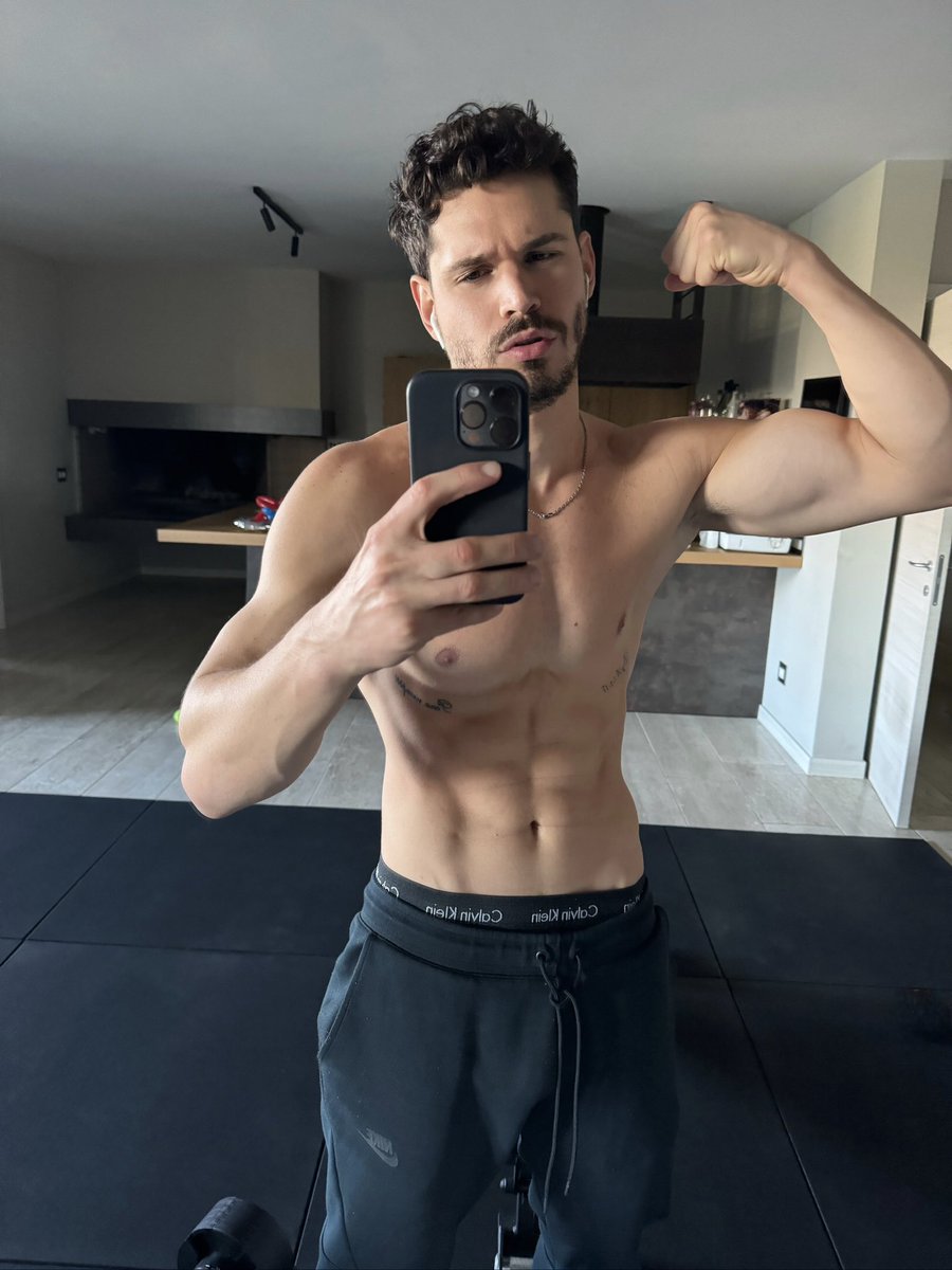 tiqns0's tweet photo. Would this motivate you to workout with me? https://t.co/ISheP5H9UU