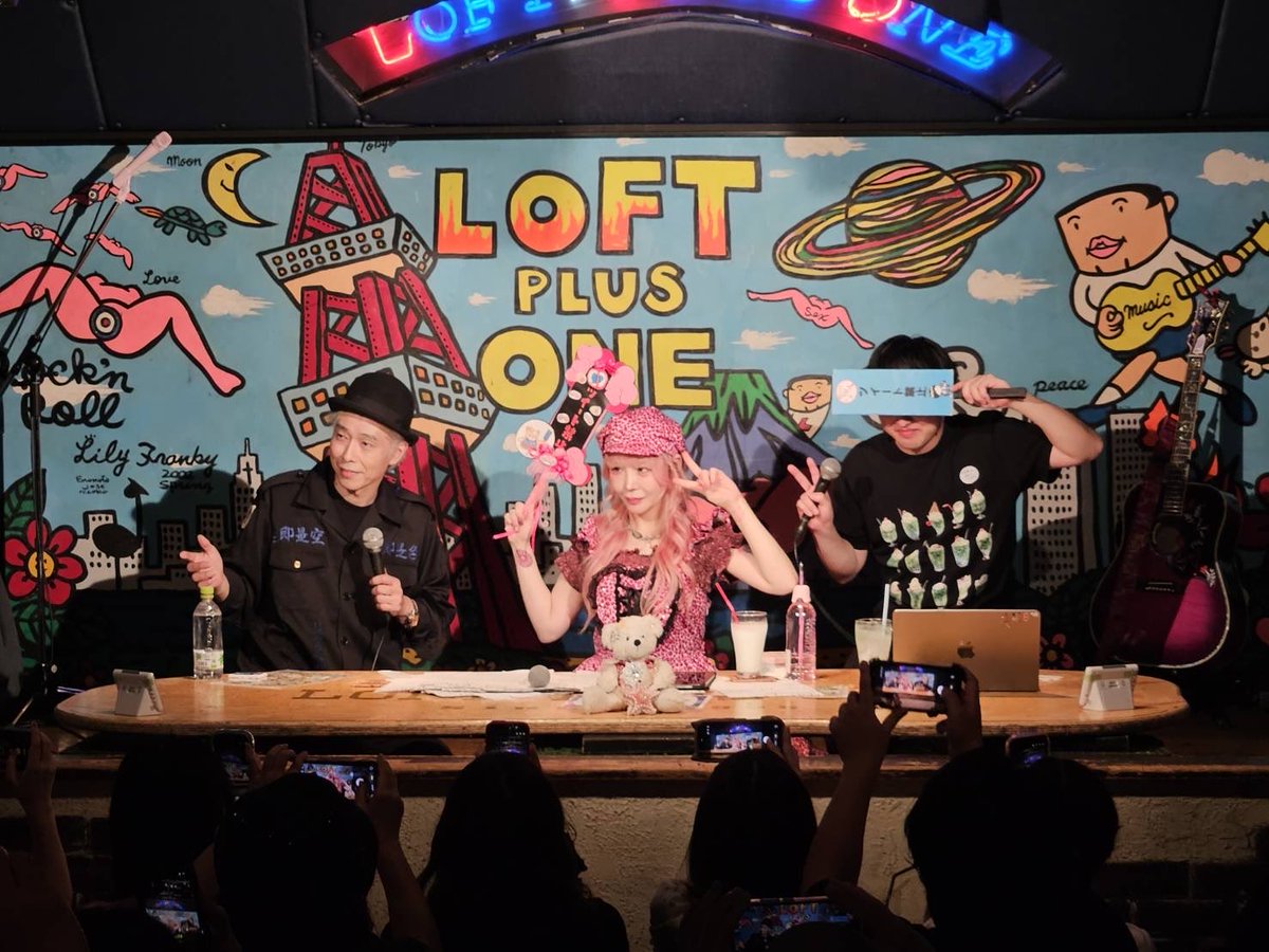 OfficialOken's tweet photo. 大森靖子さんファンクラブ限定トークイベ「続・実験室」にお招きいただきました。大森さん顔にヒビ入れてくれてたのに楽屋暗くてステージ出るまで気づかなかった。この写真もわからんね。「怪獣GIGA」熱唱感動したガーオ！ https://t.co/KLnAfzPqyk