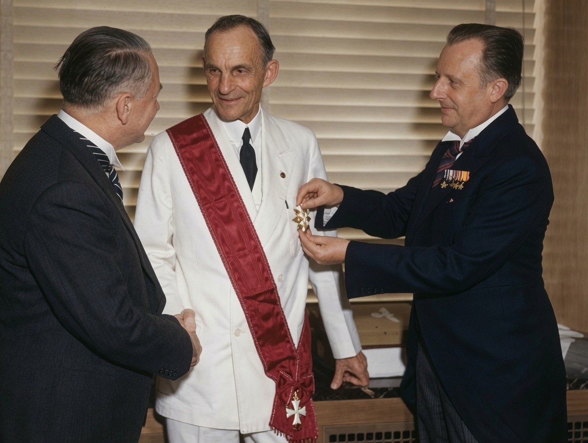 DaniMayakovski's tweet photo. Un 30 de Julio de 1938, Adolf Hitler concedía la Gran Cruz de la Orden Suprema del Águila Alemana al oligarca estadounidense Henry Ford, dueño de la marca de coches Ford, la mayor condecoración nazi que se dió jamás a un extranjero.

Henry Ford fue uno de los mayores financiadores del nazismo, él mismo era un fascista recalcitrante, y el propio Hitler lo admiraba y citó a Ford en su libro Mein Kampf elogiándole por su odio racial y antisemita.

La entrega de la medalla estuvo a cargo de Karl Kapp, cónsul alemán en Cleveland, y Fritz Heller, representante consular alemán en Detroit.