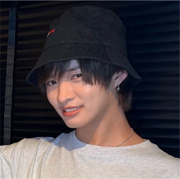 _aptbm's tweet photo. その、なんだ、なんだその顔は。
新に悪い虫がつかないか、お父さんは心配だ。 https://t.co/kv77s4vVi6