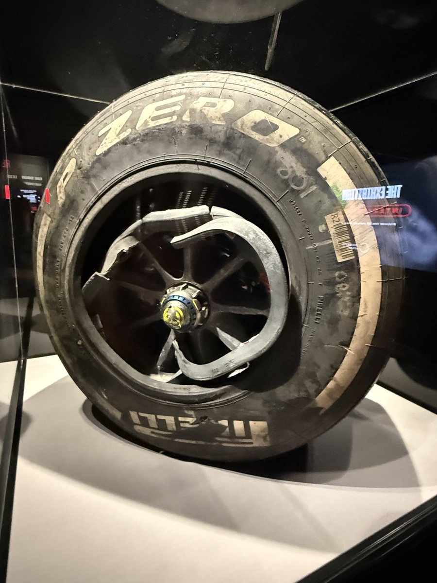 ren1266952's tweet photo. シンガポールのF1のイベントでグロージャンの燃えた時の本物あった！#f1 #F1 https://t.co/604wqCOVOF