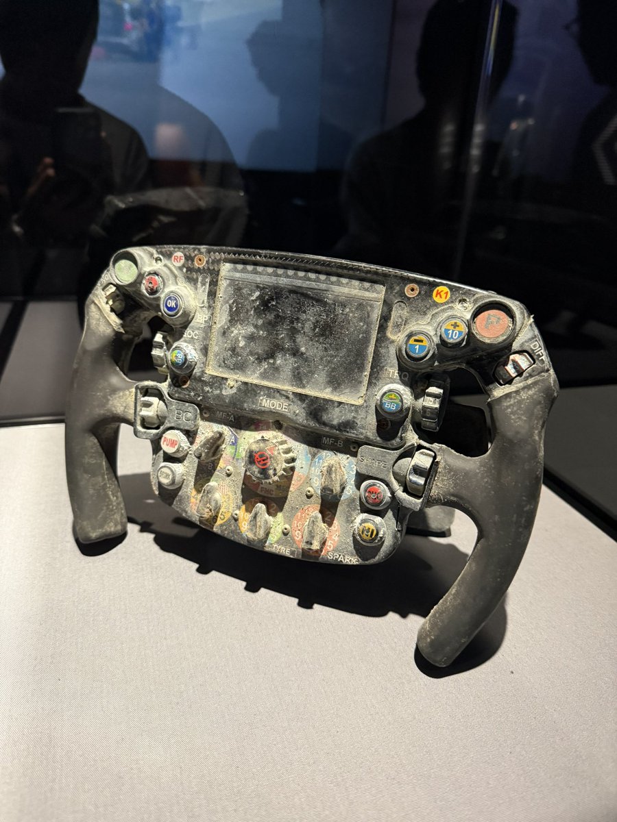 ren1266952's tweet photo. シンガポールのF1のイベントでグロージャンの燃えた時の本物あった！#f1 #F1 https://t.co/604wqCOVOF