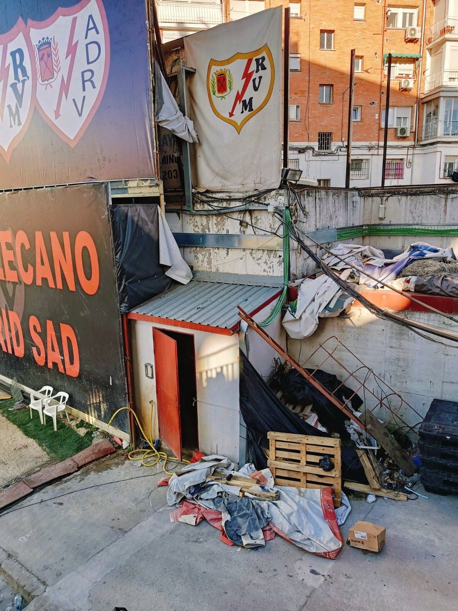 RayistaLeipzig's tweet photo. No es una foto de un poblado chabolista. Es una imagen del fondo del @RayoVallecano, finalista de @Conf_League, 8° clasificado de @LaLiga, de la @rfef que ha ganado el mundial, y flamante marca España del @deportegob. 

#PRESAINHABILITACION https://t.co/4Xh7Y1e3L3
