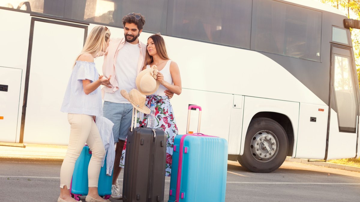 ConfebusSocial's tweet photo. ☀️🚌Este agosto, el #autobús vuelve a demostrar que es un aliado clave para la movilidad: se prevén 16 millones de desplazamientos. Una opción segura, cómoda y sostenible para viajar este verano. Más información👇https://t.co/PFoJ4WAlAX #CONFEBUS #Verano #TurismoSostenible https://t.co/TFHKu8LmGw