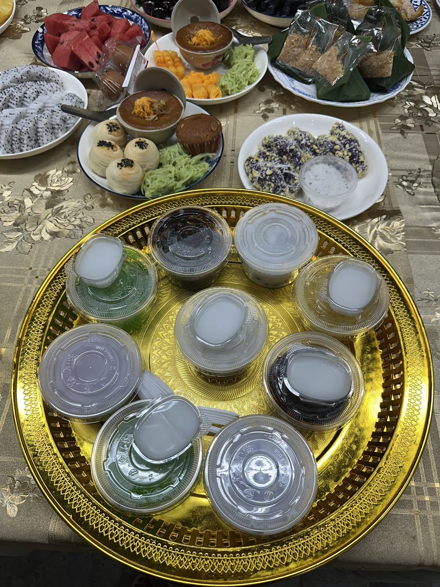 gracephapada's tweet photo. หลวงพ่อฤาษีลิงดำท่านเคยกล่าวไว้ว่า วันหยุดทำการนรก 1 ปีมีสี่วัน คือ 
"วันเข้าพรรษา วันออกพรรษา วันมาฆบูชา วันวิสาขบูชา"

✨4 วันนี้ ให้หมั่นทำบุญอุทิศบุญส่งบุญกุศลให้กับญาติผู้ล่วงลับ 

เวลาบุญให้อุทิศเฉพาะเจาะจง เรียกชื่อ แต่ถ้ากันไว้ดีที่สุดเผื่อบุญไม่ถึงญาติไม่สามารถมารับได้ ให้ฝากกับท่านพญายม ท่านกล่าวไว้ว่ายังไงก็ได้รับแน่นอน🙏✨

✨วันนี้วันเข้าพรรษามาตักบาตรอาหาร 9 ชุด พร้อมชุดสังฆทาน ที่ รพ สงฆ์ ขอให้ทุกท่านที่ผ่านมาเห็นโพสต์นี้ได้รับบุญเช่นเดียวกัน ขอให้มีความสุข สุขภาพแข็งแรงกันถ้วนหน้า อนุโมทนามิ✨🙏