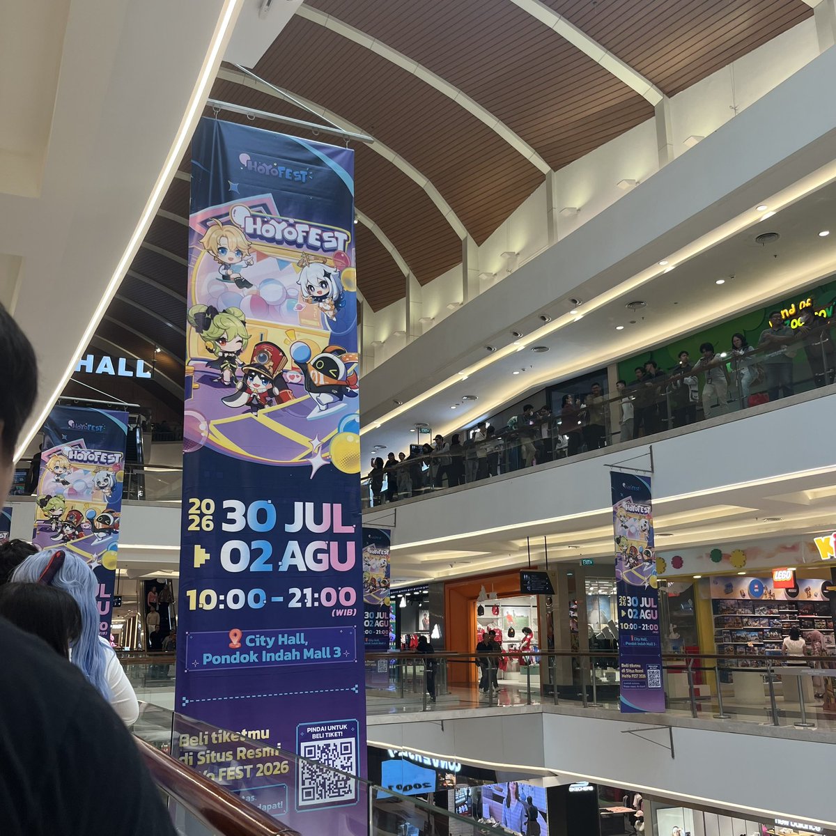 tomesomeluv's tweet photo. คนเยอะมากกกกก มาตั้งเเต่เช้าบ่ายโมงยังไม่ได้เข้า  #hoyofestjakarta #รับหิ้วอินโด #hoyofest https://t.co/Ej8jpg6hfo