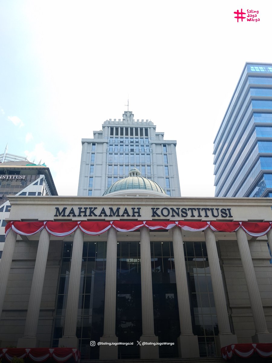 SalingJagaWarga's tweet photo. UPDATE:
Situasi terkini di Mahkamah Konstitusi (30/07)
Kami sudah ada di lokasi.
Sementara menunggu kawan-kawan lain, kita stand by ngopi dulu agar gak penat kepala.

Stay hydrated warga, karena cuaca cukup terik.

#SalingJagaWarga https://t.co/BN2mz0XXLR