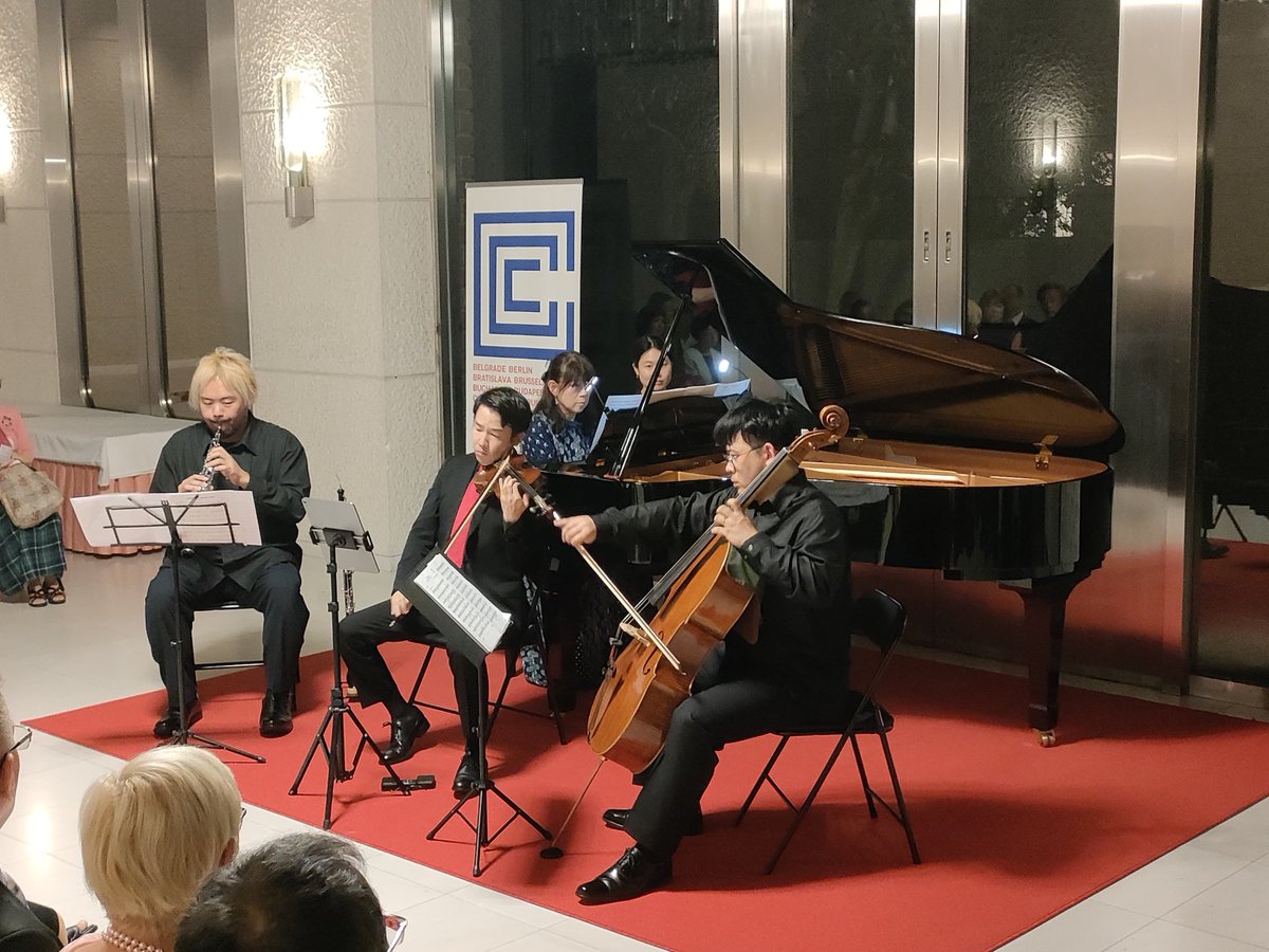 Czechia_JP's tweet photo. ✨🎼7月29日、駐日チェコ大使館においてりんごとさくらのコンサートが開催されました。🍎🌸 このコンサートは毎年行われていて今年で21回目を迎え、今年は@CzechTokyoの協力のもと、ヤナーチェク、ドヴォルザーク、マルティヌーといった🇨🇿チェコの作曲家の作品が演奏されました。 https://t.co/XoSiCNEikZ