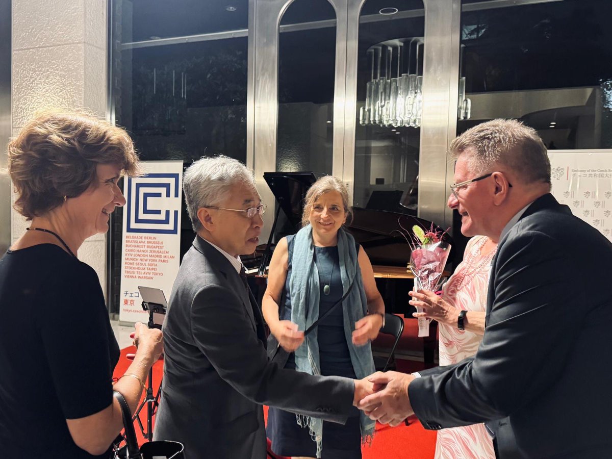 Czechia_JP's tweet photo. ✨🎼Dne 29. 7. se v prostorách České ambasády v Tokiu, uskutečnil koncert "Jablúčko a sakura". 🍎🌸 Tato akce je ve spolupráci s Českým Centrem Tokio @CzechTokyo pořádána již 21. rokem a každoročně přináší hudbu od českých 🇨🇿 skladatelů jako jsou Janáček, Dvořák nebo Martinů. https://t.co/RUYUxvtYlA