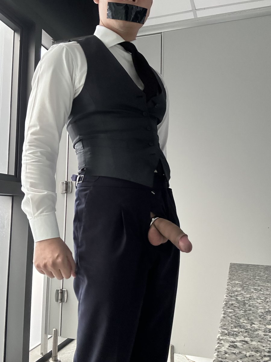 gerrardial's tweet photo. Anh giám đốc trẻ bước vào phòng WC, chốt cửa lại rồi cởi tất sheer ngậm trong miệng, dán băng keo lên rồi tự móc cặc ra sục trước gương, thầm tưởng tượng một ngày nào đó anh sẽ bị bắt cóc và bị tên bắt cóc đó cưỡng dâm con cặc mình một cách thô bỉ 🥵 https://t.co/cuJNUbanqD