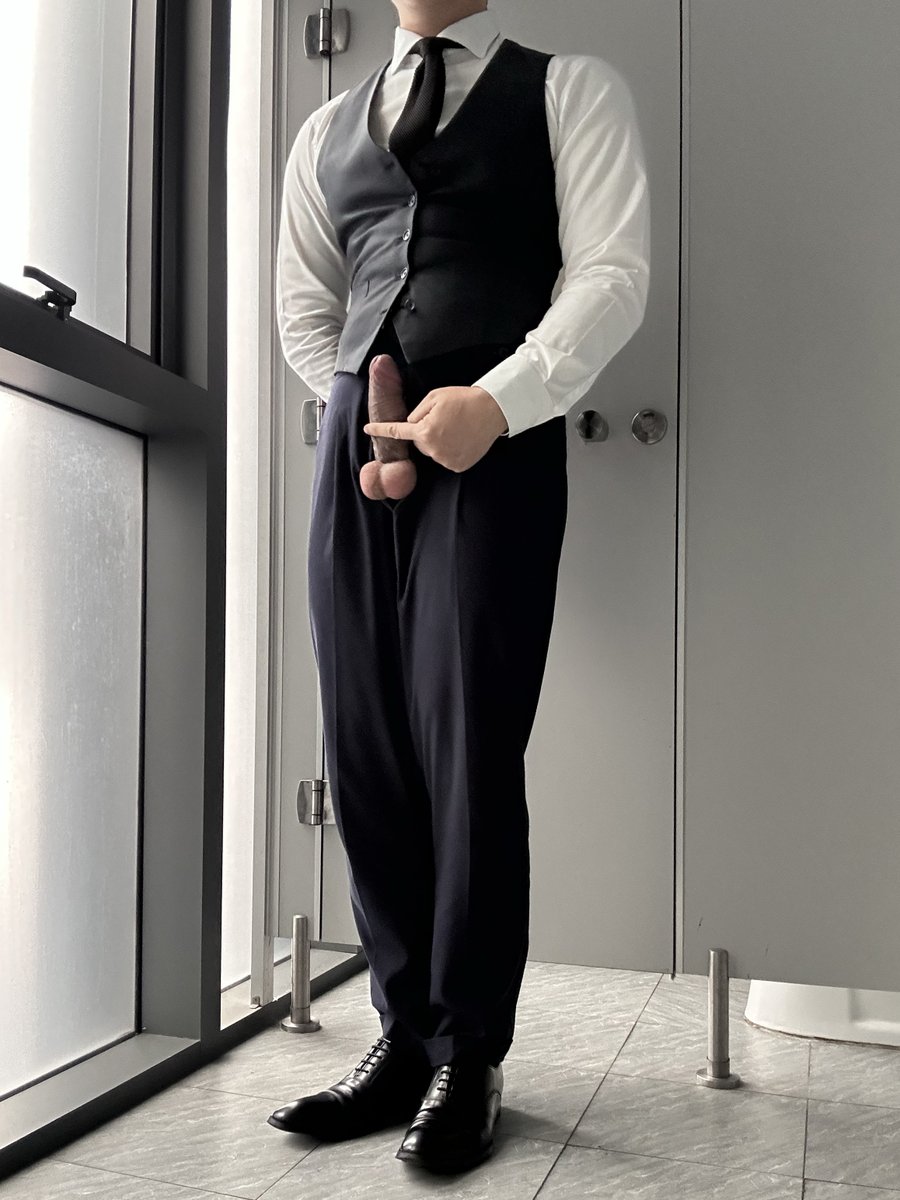 gerrardial's tweet photo. Anh giám đốc trẻ bước vào phòng WC, chốt cửa lại rồi cởi tất sheer ngậm trong miệng, dán băng keo lên rồi tự móc cặc ra sục trước gương, thầm tưởng tượng một ngày nào đó anh sẽ bị bắt cóc và bị tên bắt cóc đó cưỡng dâm con cặc mình một cách thô bỉ 🥵 https://t.co/cuJNUbanqD