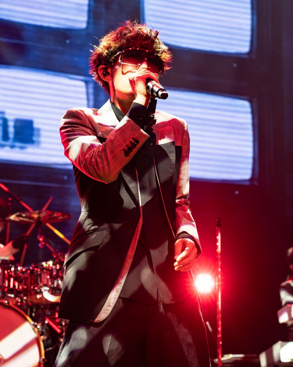 barks_news's tweet photo. 【ライヴレポート】TETSUYA (L'Arc-en-Ciel)、＜25th ANNIVERSARY LIVE＞に軌跡の演出と極上のバンドサウンド「いいね、音楽って」

https://t.co/QXmpwF8nKw https://t.co/KaHRzEeGzk