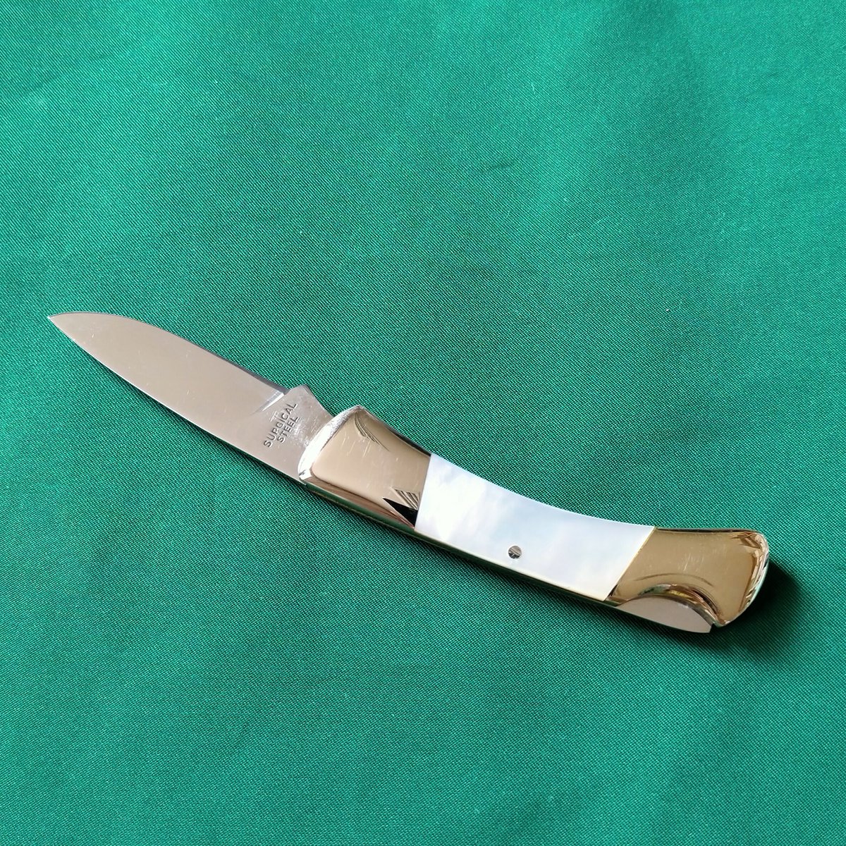 hamonoya's tweet photo. フロストカトラリー【THE FOX】8,800円(税込)白蝶貝 刃長4cmナイフ収納時7cm
#knife#キャンプ#防災#Japanesecutlery#包丁#研ぎ直し#刃物の政豊 https://t.co/dgyJIGkqJu