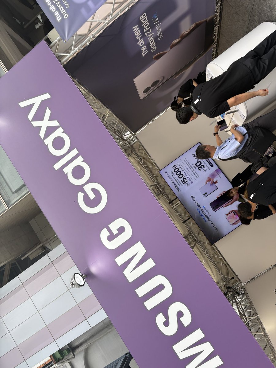 Destiny_Draw's tweet photo. 薄くて軽かった！
子供が欲しがってる。#GalaxyPopupStudio  #折りたたみスマホならSamsungGalaxy  #GalaxyZFold8  #YodobashiAkiba https://t.co/W5AQ8SmRs4