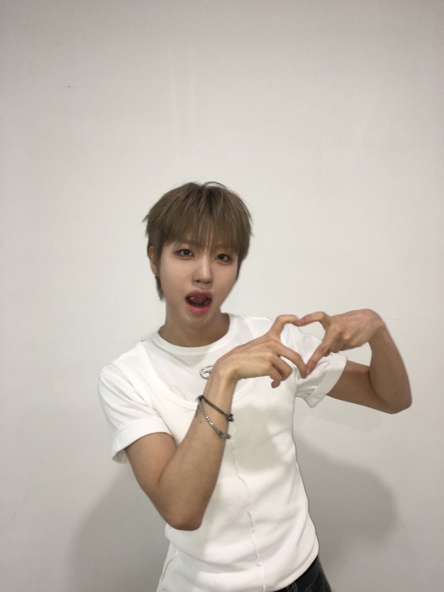 nSSign_official's tweet photo. [ #희원 ] 어정쩡힁

#nSSign #엔싸인 #エンサイン #HUIWON https://t.co/cPuJosqj61