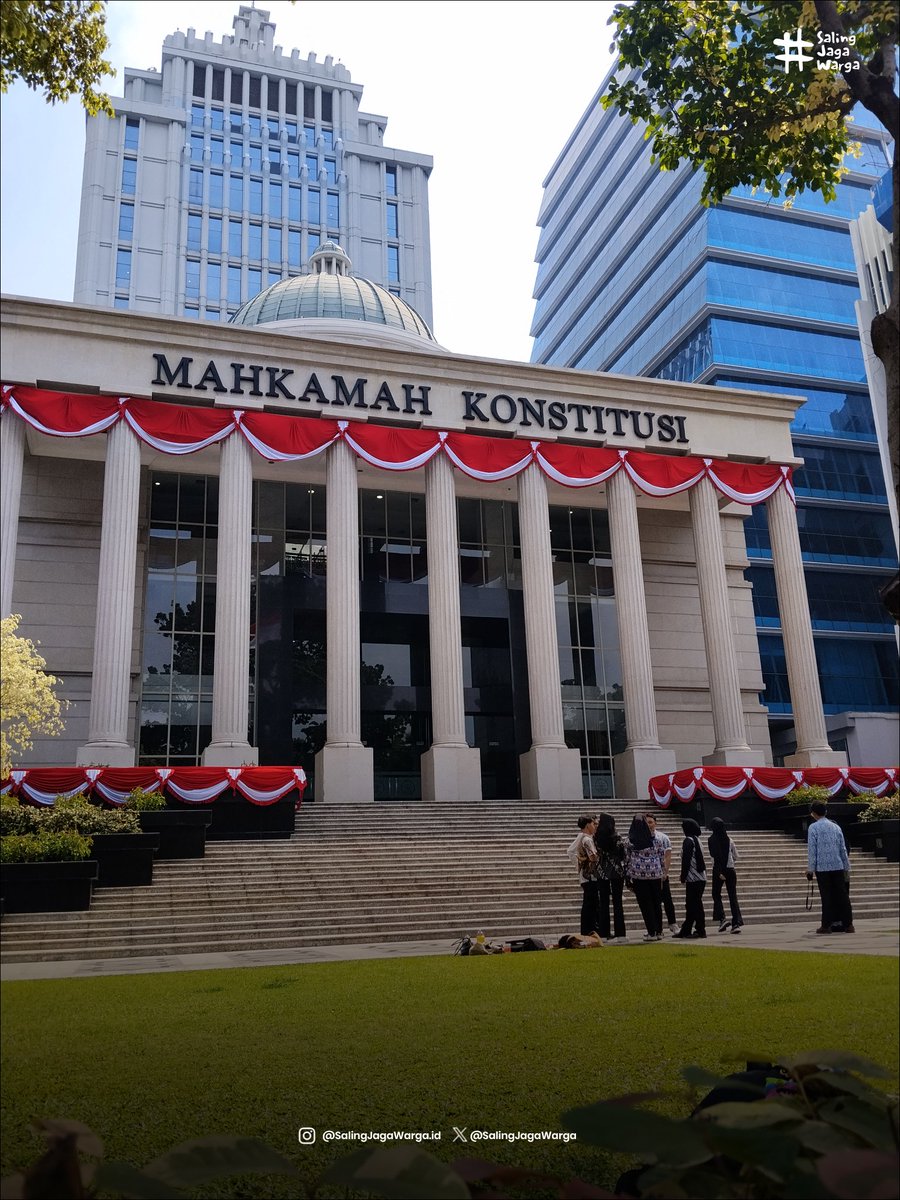 SalingJagaWarga's tweet photo. UPDATE:
Situasi terkini di Mahkamah Konstitusi (30/07)
Kami sudah ada di lokasi.
Sementara menunggu kawan-kawan lain, kita stand by ngopi dulu agar gak penat kepala.

Stay hydrated warga, karena cuaca cukup terik.

#SalingJagaWarga https://t.co/BN2mz0XXLR