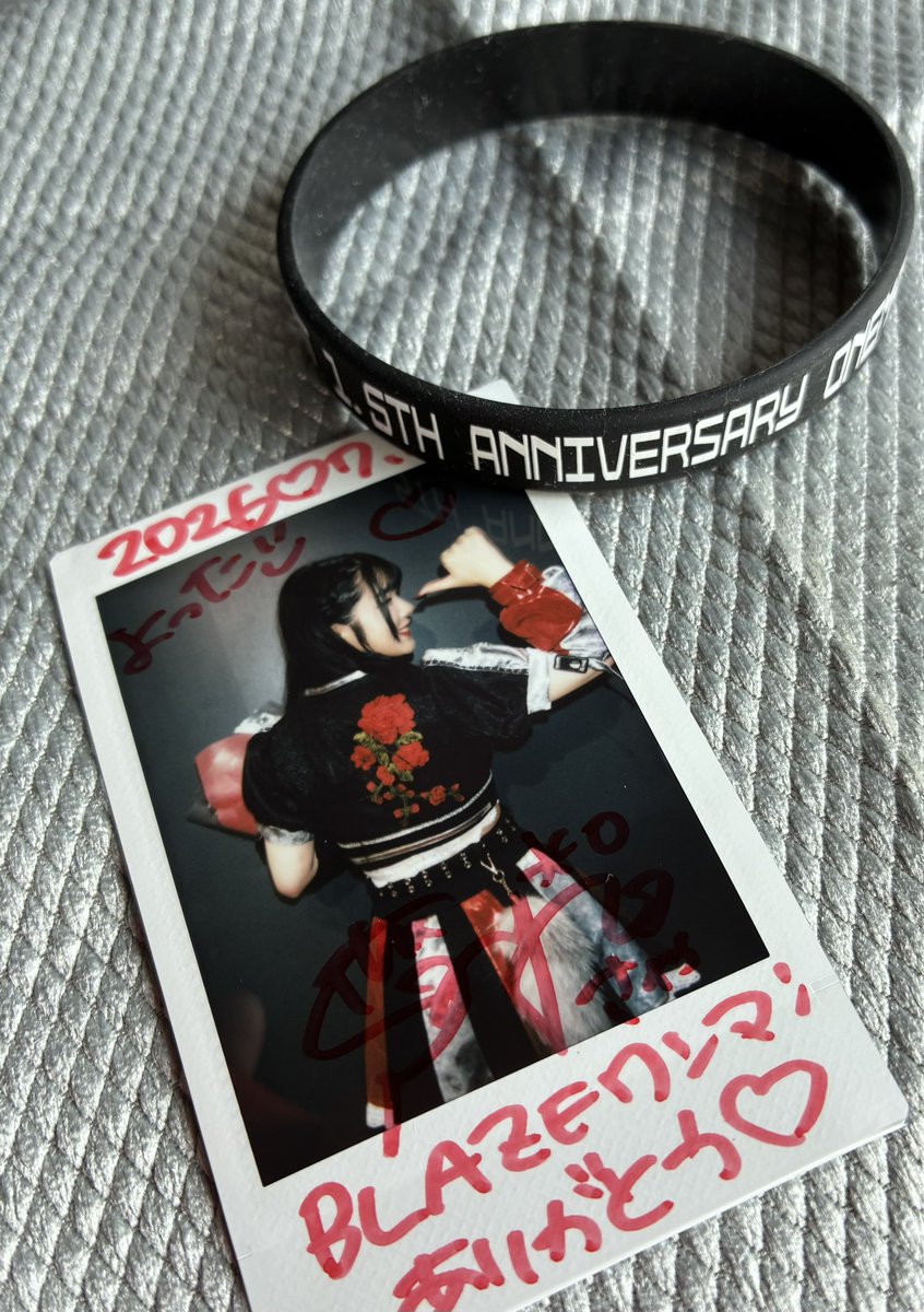 nomisugi_yotta's tweet photo. 動員達成で披露された新衣装㊗️
前は大きなリボンで背中はこんな感じ！！
衣装のこだわりを聞いて「あ〜背中追ってんのかな？」っと〝元レベ裸族〟は勝手にニヤついたり...

ひ弱なボクちゃんは、
悟空の一人称的な現場は苦手だけど、楽曲は好みなので家族認定されない程度で通いますね。
#Brainbeat https://t.co/bZsp6rxv17