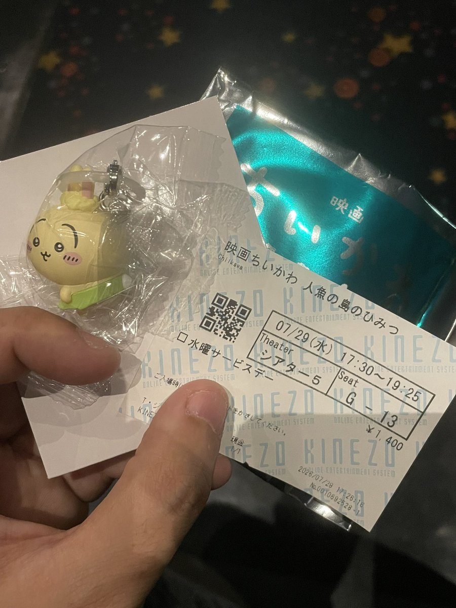 citrus_hirohiro's tweet photo. 水曜日サービスデーだったのでちーかわの映画観てきました

うん、面白かったよ。面白かったけど、
正直の感想、最初は本来の可愛い平和なちいかわアニメと思って見てたら、上手く裏切られてちょっと辛い...

そもそも、ちいかわたち旅行客や島民たちとセイレーンちゃんたちみんな仲良く最後はハッピーエンドで終わるかって思っていたから余計に辛い...

さらに感想書きたいけど、これ以上書くと長くなるので伏せておきます。

気になる方は映画館に観に行ってみてね✨

入場特典はうさぎでした！
イエーイ✌️✨