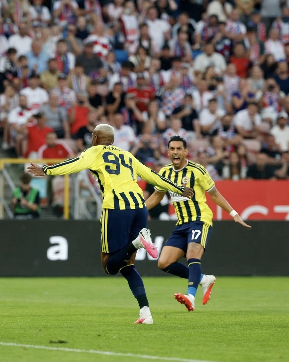 KaptanOnachu's tweet photo. Ne kadar düşman olsakda yurt dışında biz birizdir

Tebrikler Fenerbahçe https://t.co/XhKIAjD6aY
