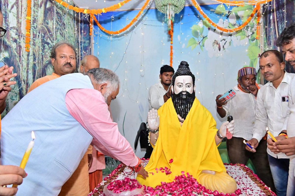 SurajBallia's tweet photo. एस.सी. कॉलेज चौराहा स्थित संत शिरोमणि गुरु रविदास जी की 650वीं जयंती महोत्सव के शुभारंभ अवसर पर आयोजित दीपोत्सव कार्यक्रम में मा० परिवहन मंत्री श्री Dayashankar Singh जी के साथ सम्मिलित होकर दीप प्रज्वलित किया तथा संत शिरोमणि गुरु रविदास जी के श्रीचरणों में श्रद्धासुमन अर्पित किए https://t.co/NcA0wjxEHN