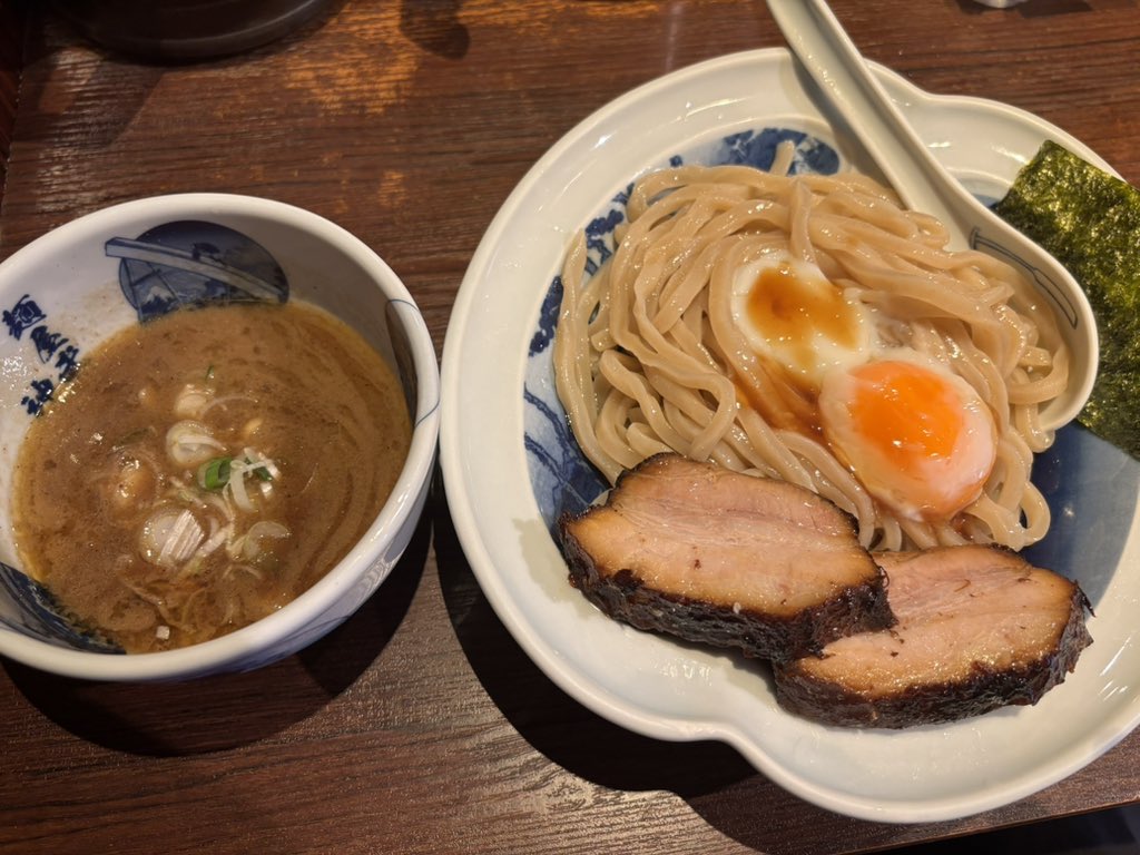 krym_5420's tweet photo. 麺屋武蔵神山 濃厚神山つけ麺
前回限定の冷やし坦々つけ麺だったので今回はこちらで
麺はつるもちの太麺で武骨相傳と同じ感じですね
麺に卵黄が乗っていて麺に絡めると濃厚かつまろやかに
チャーシューも柔らかくて美味しい
#つけ麺 https://t.co/Z7DamiA1jD